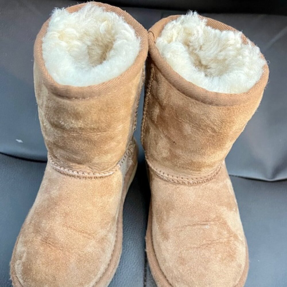 UGG Classic II Boots Genuine Soft Sheepskin for Toddler Size 9 in Chestnut